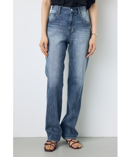 AZUL by moussy(アズールバイマウジー)の「【WEB限定】AZUL DENIM センタープレスストレートデニム ロング丈(デニムパンツ・レディース・ブルー/ワンウォッシュ・24inch/25inch/26inch/27inch)」の2枚目の写真