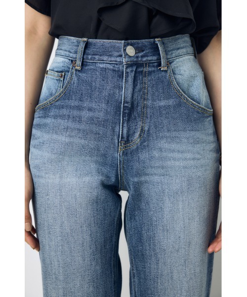 AZUL by moussy(アズールバイマウジー)の「【WEB限定】AZUL DENIM センタープレスストレートデニム ロング丈(デニムパンツ・レディース・ブルー/ワンウォッシュ・24inch/25inch/26inch/27inch)」の6枚目の写真