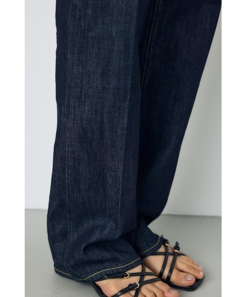 AZUL by moussy(アズールバイマウジー)の「【WEB限定】AZUL DENIM センタープレスストレートデニム ロング丈(デニムパンツ・レディース・ブルー/ワンウォッシュ・24inch/25inch/26inch/27inch)」の18枚目の写真