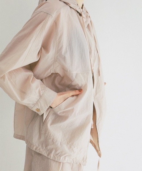 CLANE(クラネ)の「CLANE/クラネ/CRINKLED NYLON ZIP HOODIE(パーカー・レディース・ブラック/ベージュ・1)」の16枚目の写真