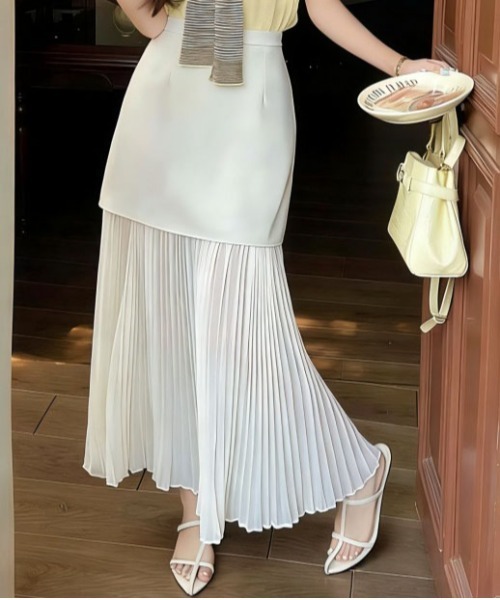 &soiree(アンドソワレ)の「プリーツシアーレイヤードスカート(スカート・レディース・オフホワイト/ブラック・SMALL/MEDIUM/LARGE/X-LARGE)」の4枚目の写真