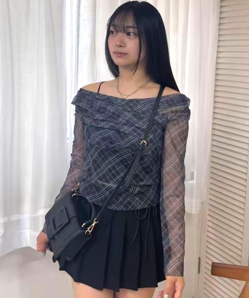 Lots of Love(ロッツオブラブ)の「チュールバイアスチェックボートネックトップス(Tシャツ/カットソー・レディース・ネイビー/ブラウン・M)」の2枚目の写真