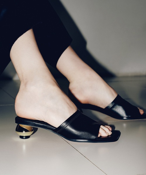 LE VERNIS(ル・ベルニ)の「LE VERNIS(ル・ベルニ)Metal heel sandals(サンダル・レディース・ブルー/ブラウン/ブラック・23.5/24.5)」の4枚目の写真