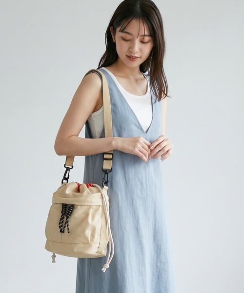 crossi(クロッシー)の「巾着バッグショルダー2WAYリュックナイロン防水軽量(ショルダーバッグ・レディース・グレー/ブラック/ベージュ・FREE)」の3枚目の写真
