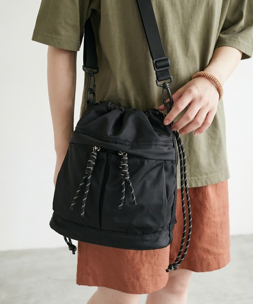 crossi(クロッシー)の「巾着バッグショルダー2WAYリュックナイロン防水軽量(ショルダーバッグ・レディース・グレー/ブラック/ベージュ・FREE)」の7枚目の写真