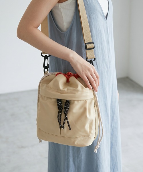 crossi(クロッシー)の「巾着バッグショルダー2WAYリュックナイロン防水軽量(ショルダーバッグ・レディース・グレー/ブラック/ベージュ・FREE)」の14枚目の写真