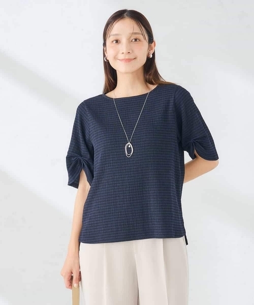 a.v.v(アーヴェヴェ)の「タックスリーブトップス(Tシャツ/カットソー・レディース・アイボリー/ネイビー・40/38)」の6枚目の写真