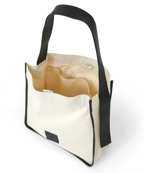 RT;ESKA(アールティーエスカ)の「RT;ESKA(アールティーエスカ) / Shape Tote - Square(トートバッグ・レディース・ブラック/アイボリー・FREE)」の11枚目の写真