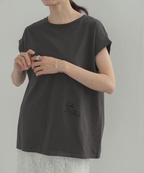 URBAN RESEARCH DOORS(アーバンリサーチドアーズ)の「刺繍ロゴTシャツ(Tシャツ/カットソー・レディース・チャコールグレー/オフホワイト・FREE)」の2枚目の写真
