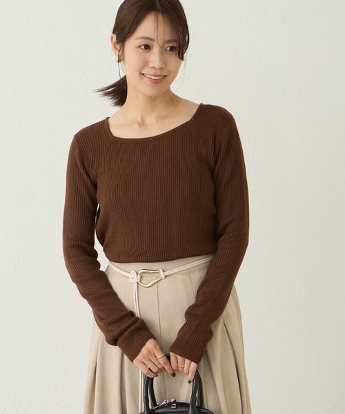 Aunely(オーネリー)の「【Aunely】美デコルテ2WAYネックニットプルオーバー<YOSOOIシリーズ>(Tシャツ/カットソー・レディース・アイボリー/ブラウン/ブラック/グレイッシュベージュ/ブラック系/チャコール・M/L)」の5枚目の写真