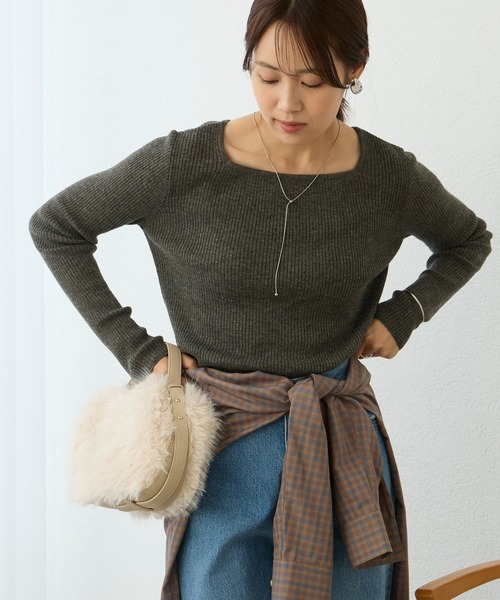 Aunely(オーネリー)の「【Aunely】美デコルテ2WAYネックニットプルオーバー<YOSOOIシリーズ>(Tシャツ/カットソー・レディース・アイボリー/ブラウン/ブラック/グレイッシュベージュ/ブラック系/チャコール・M/L)」の4枚目の写真