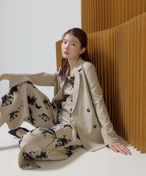 Kana(カナ)の「花柄フロッキ-ジャケットオールインワンパンツドレス2点セット パーティー 結婚式 お呼ばれ オケージョン デイリー(パンツドレス・レディース・チャコールグレー/ベージュ/ブラウン・M)」の3枚目の写真