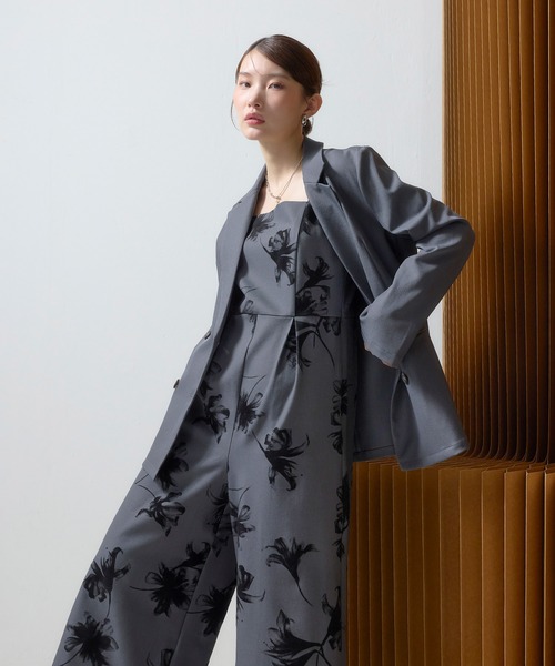 Kana(カナ)の「花柄フロッキ-ジャケットオールインワンパンツドレス2点セット パーティー 結婚式 お呼ばれ オケージョン デイリー(パンツドレス・レディース・チャコールグレー/ベージュ/ブラウン・M)」の4枚目の写真