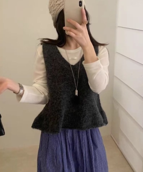 yuue' ( wear )(ユーイ)の「Vネックペプラムニットベスト(ベスト・レディース・チャコールグレー/レッド/グレー/オートミール・FREE)」の8枚目の写真