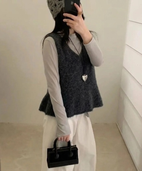 yuue' ( wear )(ユーイ)の「Vネックペプラムニットベスト(ベスト・レディース・チャコールグレー/レッド/グレー/オートミール・FREE)」の6枚目の写真