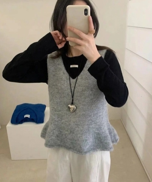 yuue' ( wear )(ユーイ)の「Vネックペプラムニットベスト(ベスト・レディース・チャコールグレー/レッド/グレー/オートミール・FREE)」の10枚目の写真