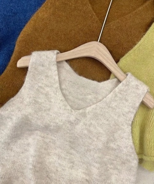 yuue' ( wear )(ユーイ)の「Vネックペプラムニットベスト(ベスト・レディース・チャコールグレー/レッド/グレー/オートミール・FREE)」の14枚目の写真