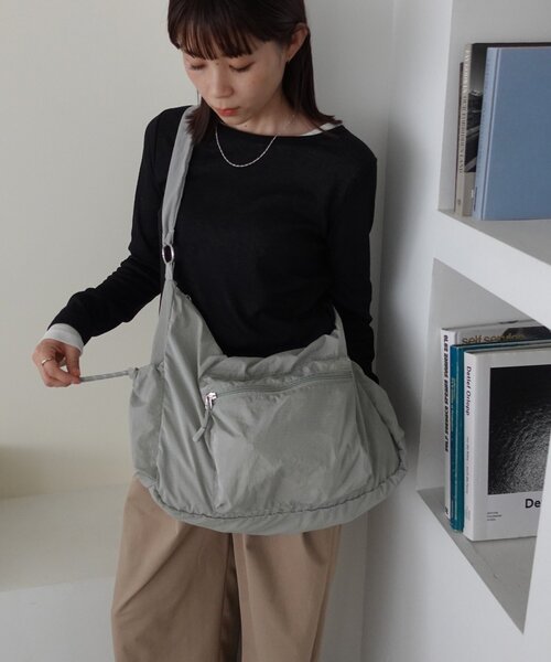 DISCOAT(ディスコート)の「【雨の日も安心♪】シアーリップビッグショルダー(ショルダーバッグ・レディース・ブラック/ライトグレー/グレイッシュベージュ/ブラウン・FREE)」の11枚目の写真