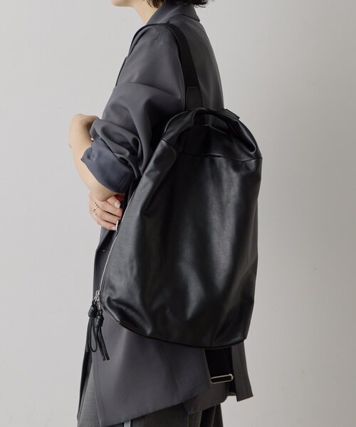 【美品】ear PAPILLONNER ぺったんリュック　黒 ear PAPILLONNER（イアパピヨネ）の「ぺったんリュック（バックパック