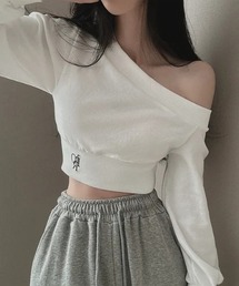 オフショルダーショートトレーナー