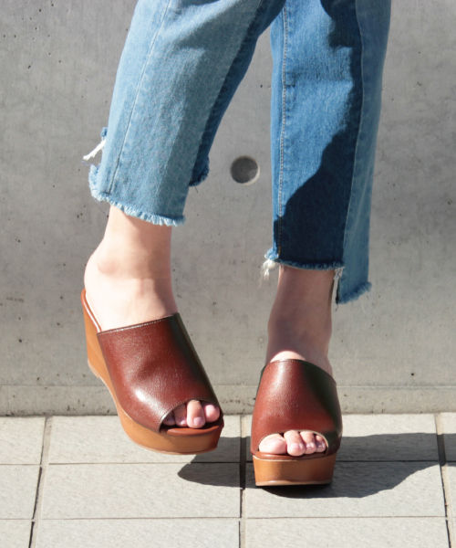 mysty woman（ミスティウーマン）の「【ZOZOTOWN限定モデル】手染めサボミュールサンダル（サンダル・レディース・ブラック/ゴールド/ダークブラウン・LARGE/MEDIUM）」の3枚目の写真