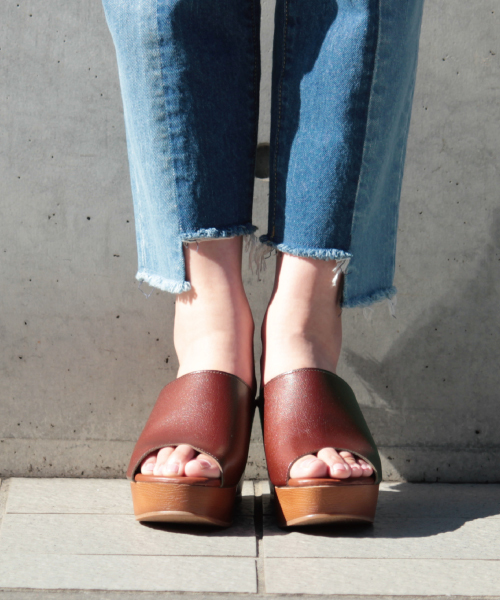 mysty woman（ミスティウーマン）の「【ZOZOTOWN限定モデル】手染めサボミュールサンダル（サンダル・レディース・ブラック/ゴールド/ダークブラウン・LARGE/MEDIUM）」の4枚目の写真