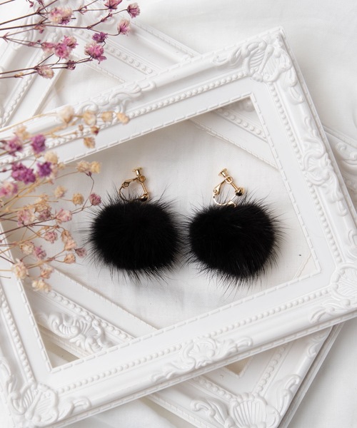 WEGO（ウィゴー）の「WEGO/ファーポンポンイヤリング（イヤリング・レディース・ホワイト/ブラック/ブラウン/グレー/ピンク/キャメル・FREE）」の4枚目の写真