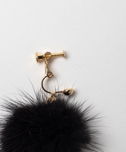 WEGO（ウィゴー）の「WEGO/ファーポンポンイヤリング（イヤリング・レディース・ホワイト/ブラック/ブラウン/グレー/ピンク/キャメル・FREE）」の13枚目の写真