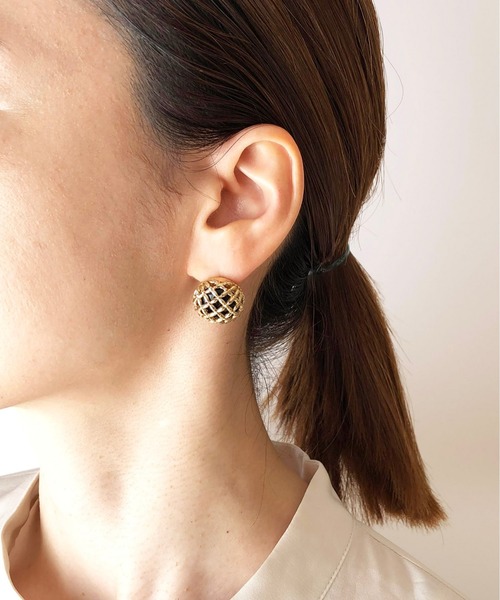 ATELIER COVA(アトリエコバ)の「シルバー925 アンティークボタン風ピアス(ピアス(両耳用)・レディース・ブラック・FREE)」の1枚目の写真