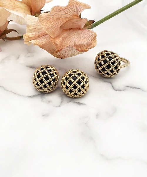 ATELIER COVA(アトリエコバ)の「シルバー925 アンティークボタン風ピアス(ピアス(両耳用)・レディース・ブラック・FREE)」の7枚目の写真