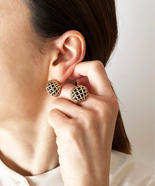 ATELIER COVA(アトリエコバ)の「シルバー925 アンティークボタン風ピアス(ピアス(両耳用)・レディース・ブラック・FREE)」の12枚目の写真