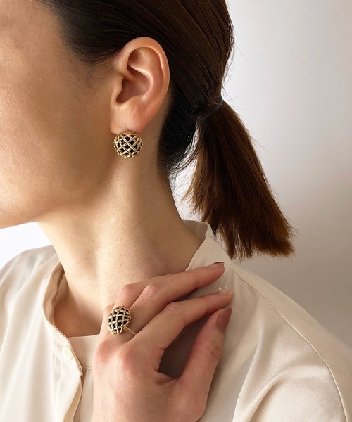 ATELIER COVA(アトリエコバ)の「シルバー925 アンティークボタン風ピアス(ピアス(両耳用)・レディース・ブラック・FREE)」の16枚目の写真