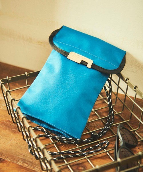 TONE SELECT GOODS(トーンセレクトグッズ)の「【Butler Verner Sails】コーデュラバーチカルサコッシュ(ショルダーバッグ・レディース・チャコールグレー/ブラック/ロイヤルブルー・FREE)」の1枚目の写真