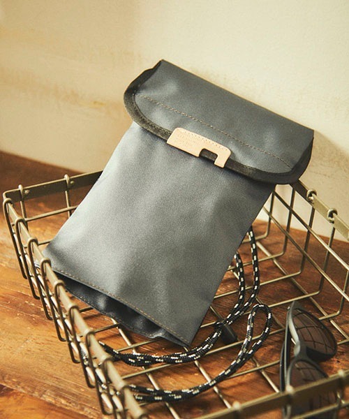 TONE SELECT GOODS(トーンセレクトグッズ)の「【Butler Verner Sails】コーデュラバーチカルサコッシュ(ショルダーバッグ・レディース・チャコールグレー/ブラック/ロイヤルブルー・FREE)」の3枚目の写真