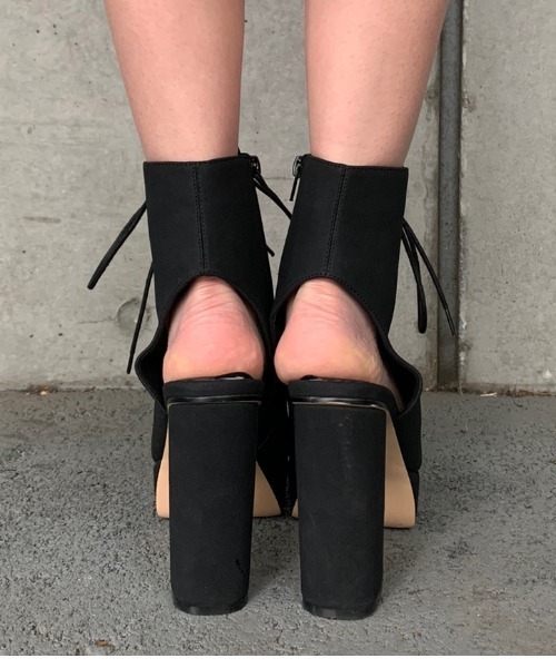 ENVYM（アンビー）の「レースアップＢＯＯＴＩＥ（ブーツ・レディース・ベージュ/ブラック・22.5㎝/23.5㎝/24.5㎝）」の7枚目の写真