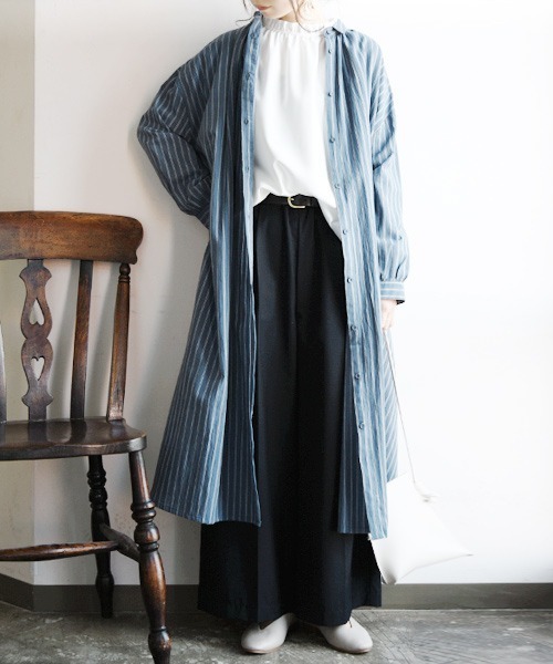 and it_（アンドイット）の「エミュラル emural ゆるコットンロングシャツワンピース（シャツワンピース・レディース・スミクロ/サックスブルー/アイボリー/ストライプ/スモークピンク/ブラック系その他7/ネイビー×ホワイト/ブルー系その他/ライトグレー/チェック・M-L）」の7枚目の写真