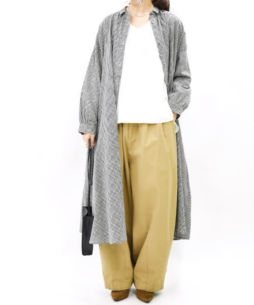 and it_（アンドイット）の「エミュラル emural ゆるコットンロングシャツワンピース（シャツワンピース・レディース・スミクロ/サックスブルー/アイボリー/ストライプ/スモークピンク/ブラック系その他7/ネイビー×ホワイト/ブルー系その他/ライトグレー/チェック・M-L）」の4枚目の写真