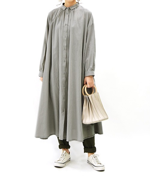 and it_（アンドイット）の「エミュラル emural ゆるコットンロングシャツワンピース（シャツワンピース・レディース・スミクロ/サックスブルー/アイボリー/ストライプ/スモークピンク/ブラック系その他7/ネイビー×ホワイト/ブルー系その他/ライトグレー/チェック・M-L）」の5枚目の写真