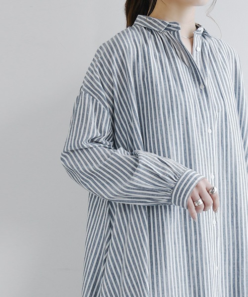 and it_（アンドイット）の「エミュラル emural ゆるコットンロングシャツワンピース（シャツワンピース・レディース・スミクロ/サックスブルー/アイボリー/ストライプ/スモークピンク/ブラック系その他7/ネイビー×ホワイト/ブルー系その他/ライトグレー/チェック・M-L）」の15枚目の写真