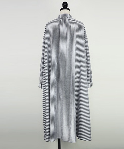 and it_（アンドイット）の「エミュラル emural ゆるコットンロングシャツワンピース（シャツワンピース・レディース・スミクロ/サックスブルー/アイボリー/ストライプ/スモークピンク/ブラック系その他7/ネイビー×ホワイト/ブルー系その他/ライトグレー/チェック・M-L）」の12枚目の写真