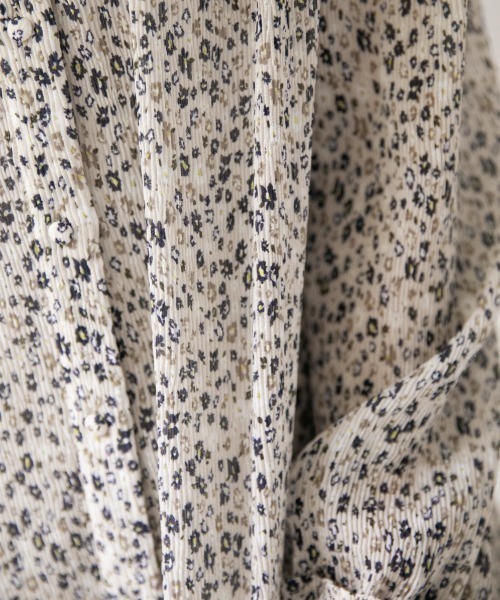 LOWRYS FARM（ローリーズファーム）の「ヴィンテージフラワーＢＬ　892999（シャツ/ブラウス・レディース・ホワイト/ブラック/グリーン・FREE）」の5枚目の写真