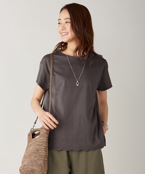 J.PRESS（ジェイプレス）の「【UVケア・接触冷感】コンパクトコットンスムース 裾刺繍 カットソー（Tシャツ/カットソー・レディース・ホワイト系/グレー系/ダークブラウン系/ベージュ系・T15/T13）」の2枚目の写真