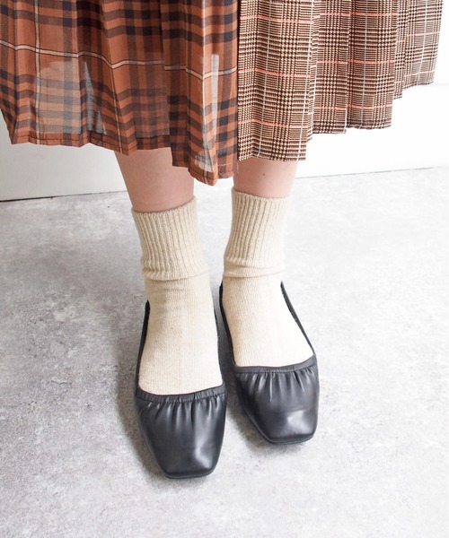 byあしながおじさん（バイアシナガオジサン）の「ギャザーフラットシューズ　-8750375（パンプス・レディース・ブラウン/ブラック/ベージュ/アイボリー・23.0cm/24.0cm/24.5cm/23.5cm/22.5cm）」の2枚目の写真