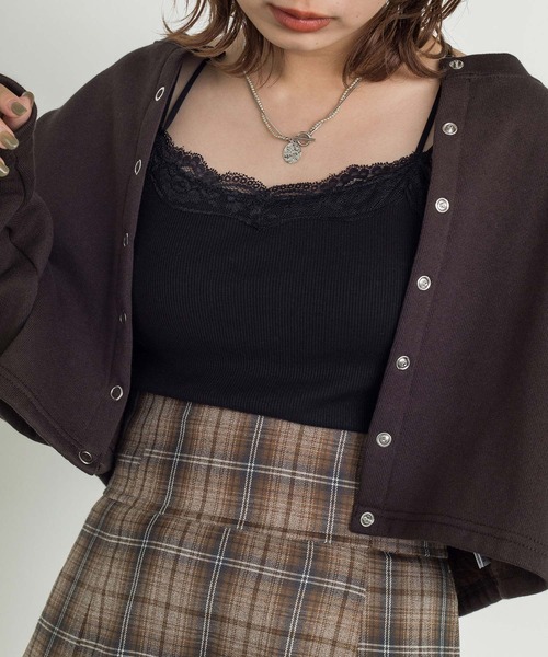 w closet(ダブルクローゼット)の「カップ付きレースVキャミソール(キャミソール・レディース・オフホワイト/ブラウン/ブラック・FREE)」の1枚目の写真