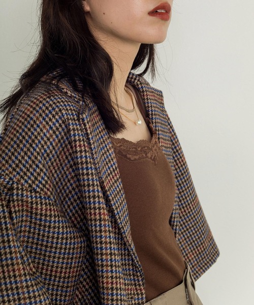 w closet(ダブルクローゼット)の「カップ付きレースVキャミソール(キャミソール・レディース・オフホワイト/ブラウン/ブラック・FREE)」の14枚目の写真