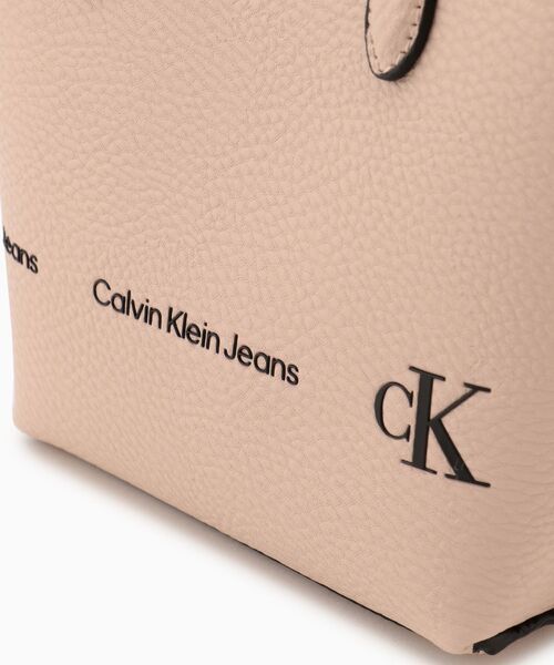 美品 カルバンクライン CKJ SCULPTED PEBBLE ショルダーバッグ Calvin Klein（カルバン・クライン）の「CKJ SCULPTED PEBBLE