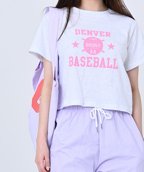 me+em select(ミームセレクト)の「BASEBALLロゴショート丈Tシャツ(Tシャツ/カットソー・レディース・スカイブルー/アイボリー/クリーム・FREE)」の1枚目の写真
