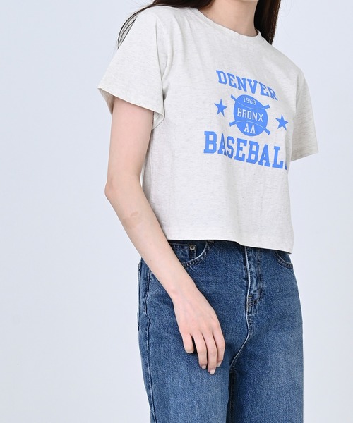 me+em select(ミームセレクト)の「BASEBALLロゴショート丈Tシャツ(Tシャツ/カットソー・レディース・スカイブルー/アイボリー/クリーム・FREE)」の6枚目の写真