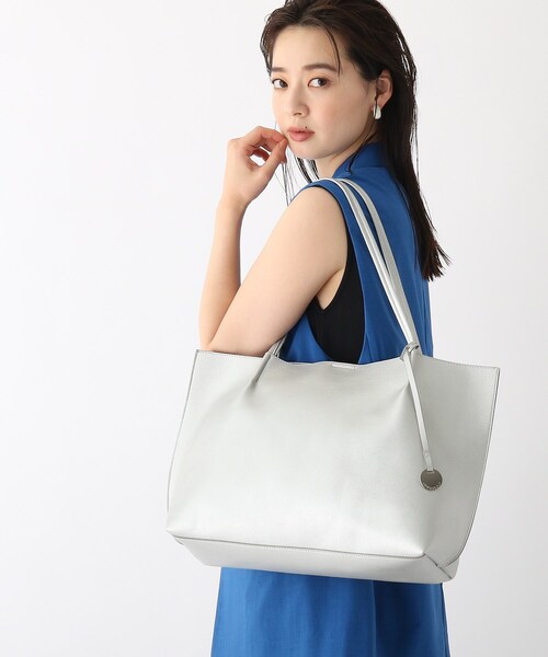 OPAQUE.CLIP（オペークドットクリップ）の「◆フェイクレザーA4サイズトートバッグ（トートバッグ・レディース・ブラック/ベージュ/シルバー/ブルー・00）」の4枚目の写真