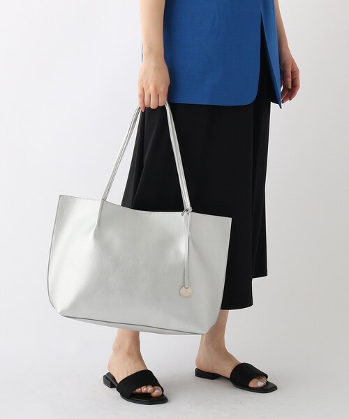 OPAQUE.CLIP（オペークドットクリップ）の「◆フェイクレザーA4サイズトートバッグ（トートバッグ・レディース・ブラック/ベージュ/シルバー/ブルー・00）」の6枚目の写真